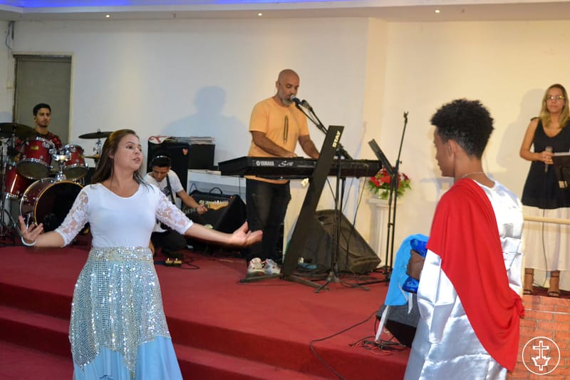 A PÁSCOA - ELE VIVE