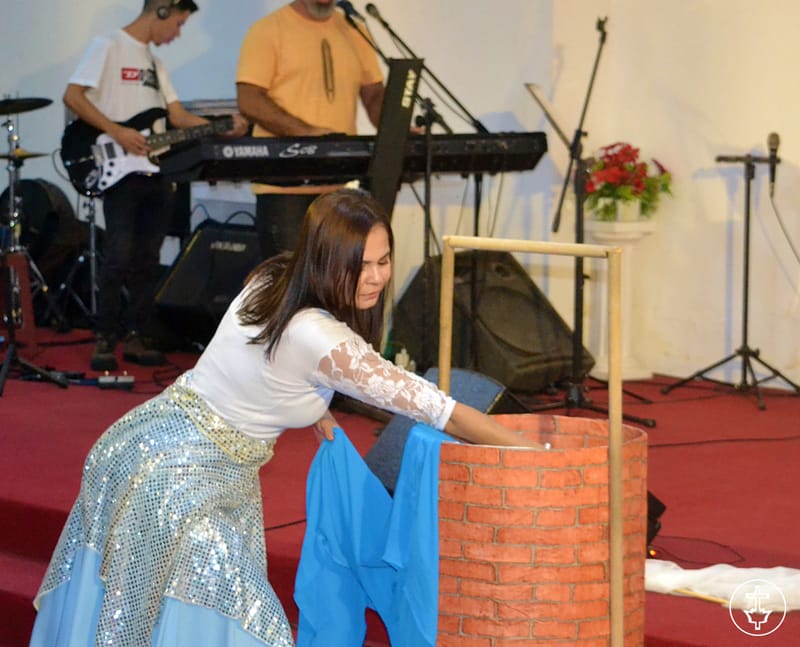 A PÁSCOA - ELE VIVE