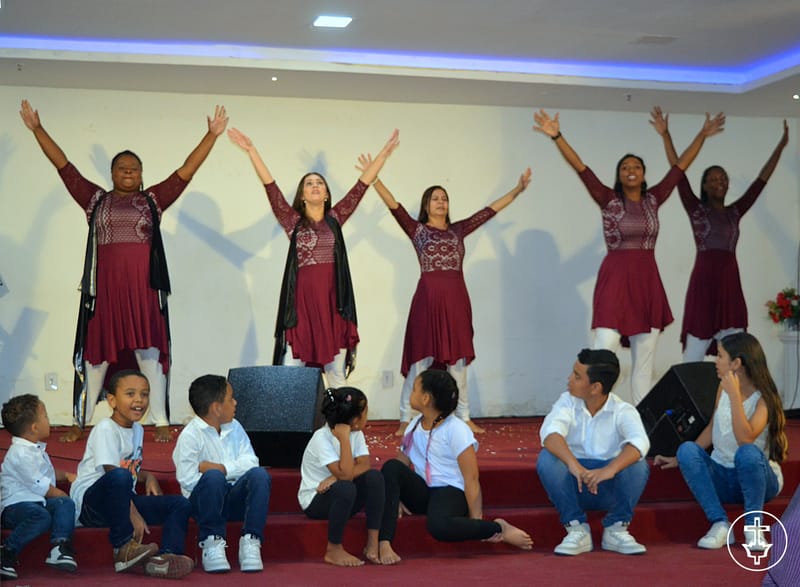 A PÁSCOA - ELE VIVE