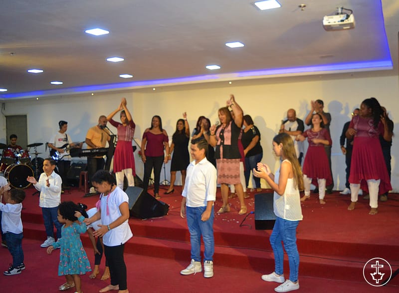 A PÁSCOA - ELE VIVE