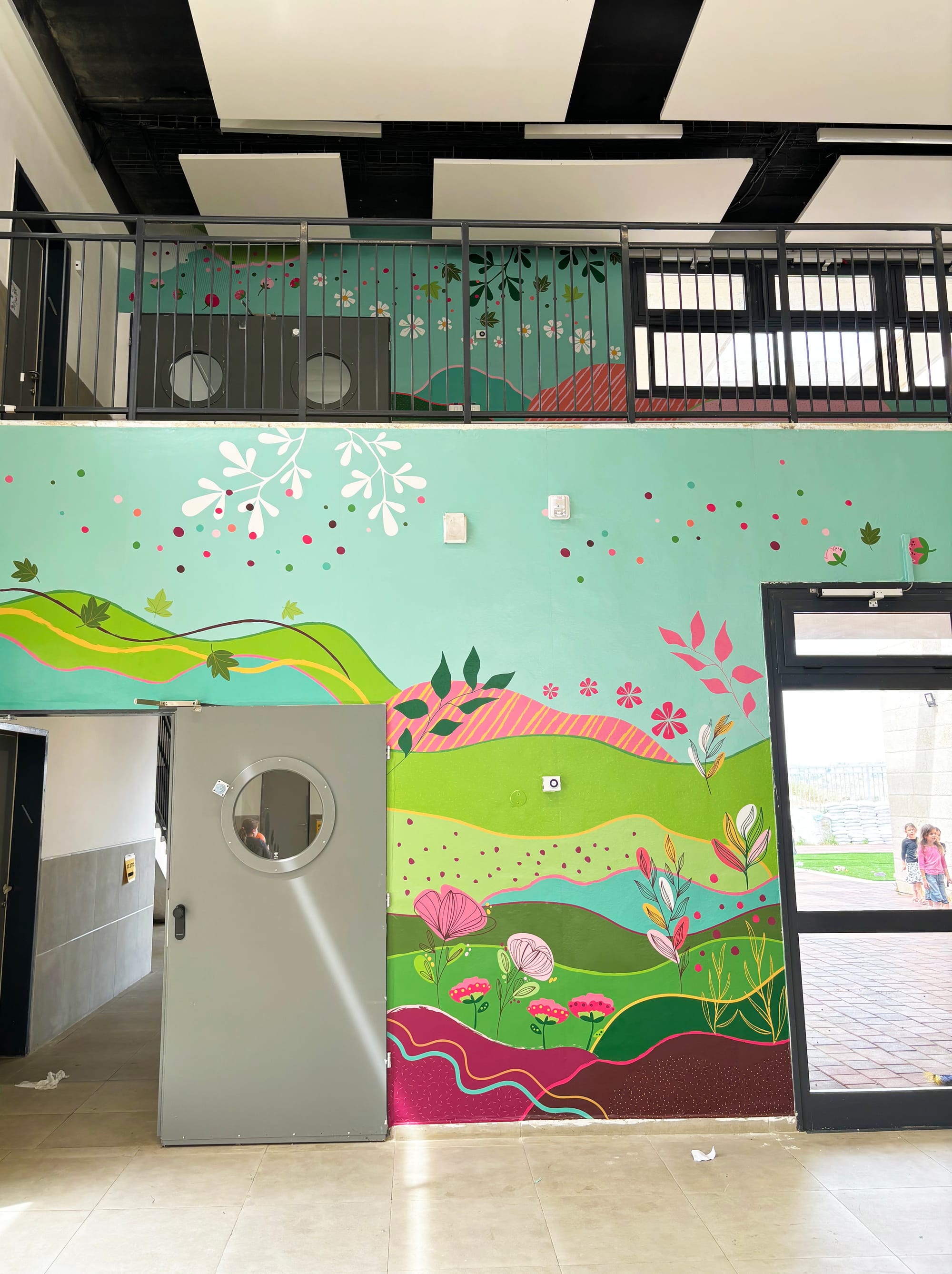 עיצוב קירות גדולים במבואת בית הספר