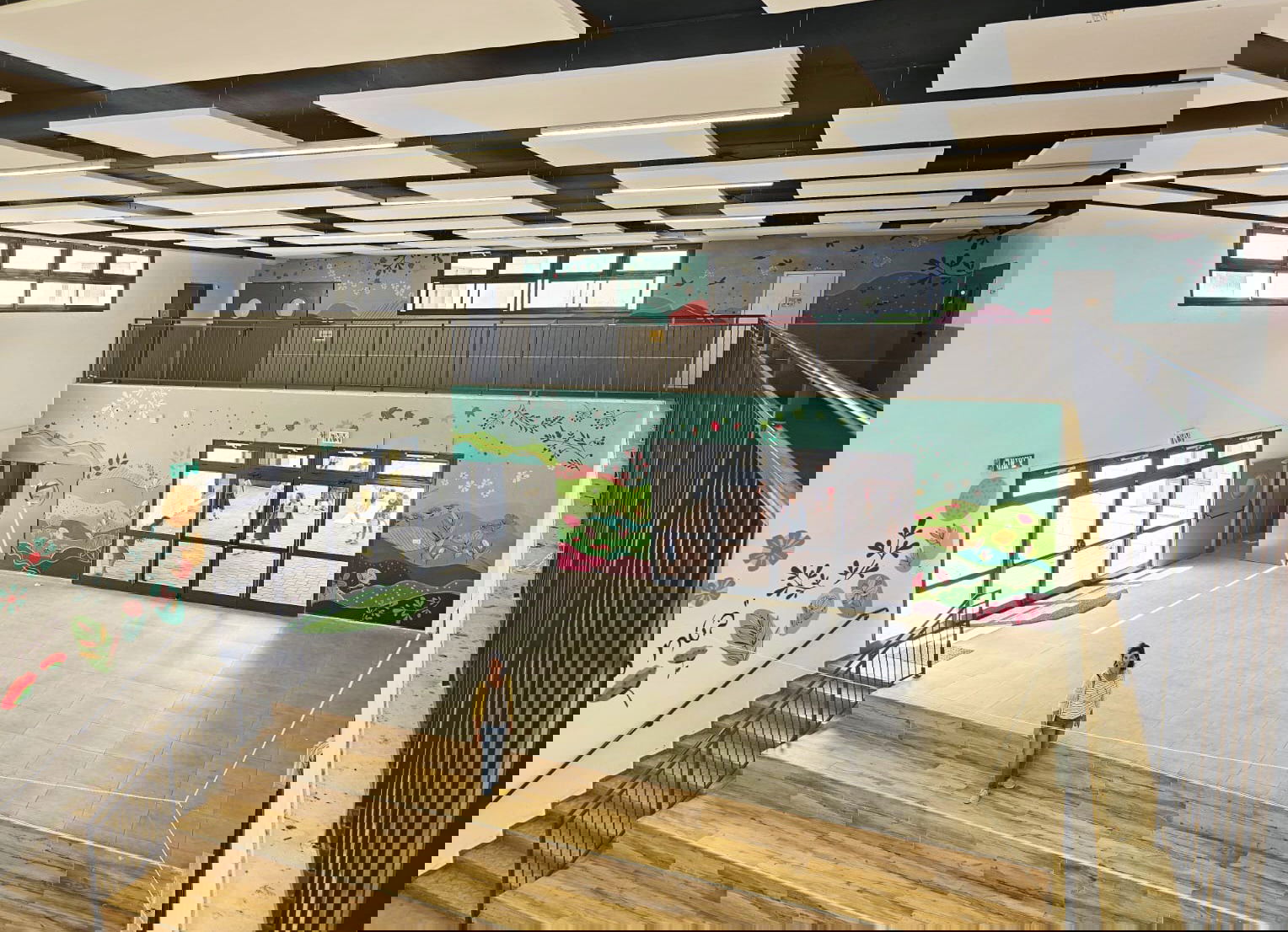 עיצוב קירות גדולים במבואת בית הספר