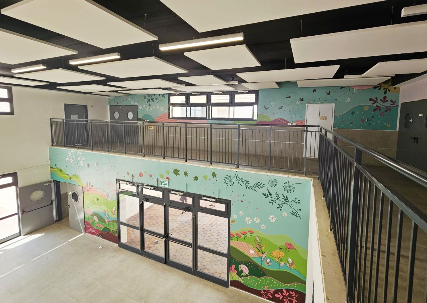 עיצוב קירות גדולים במבואת בית הספר