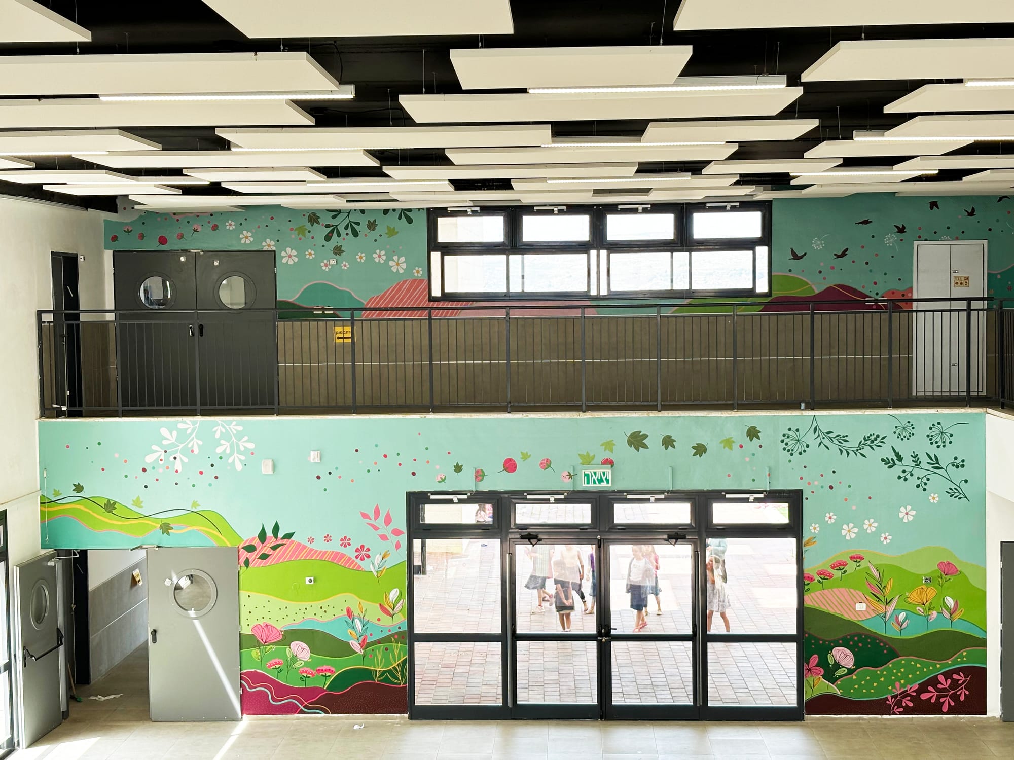 עיצוב קירות גדולים במבואת בית הספר