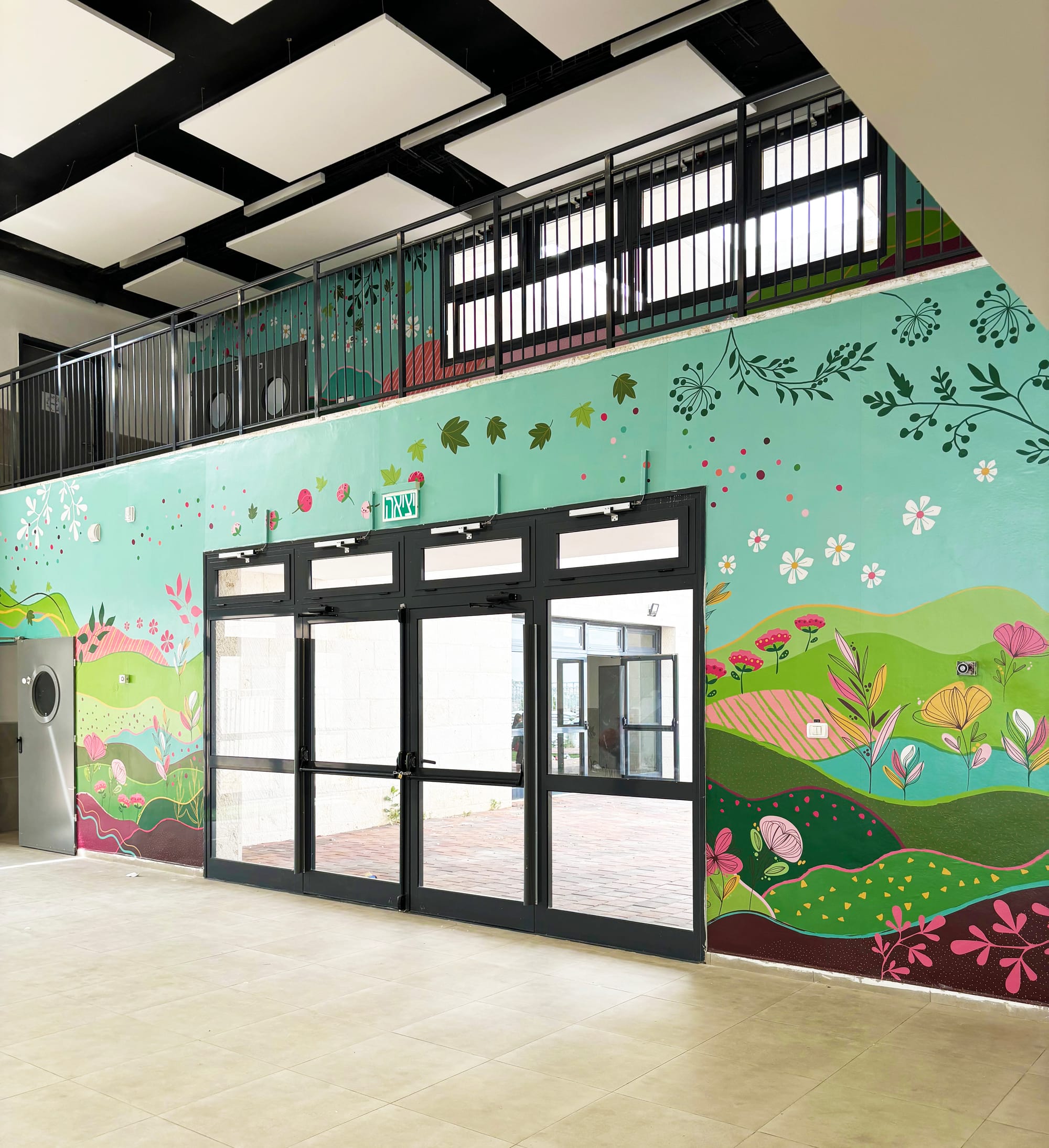 עיצוב קירות גדולים במבואת בית הספר