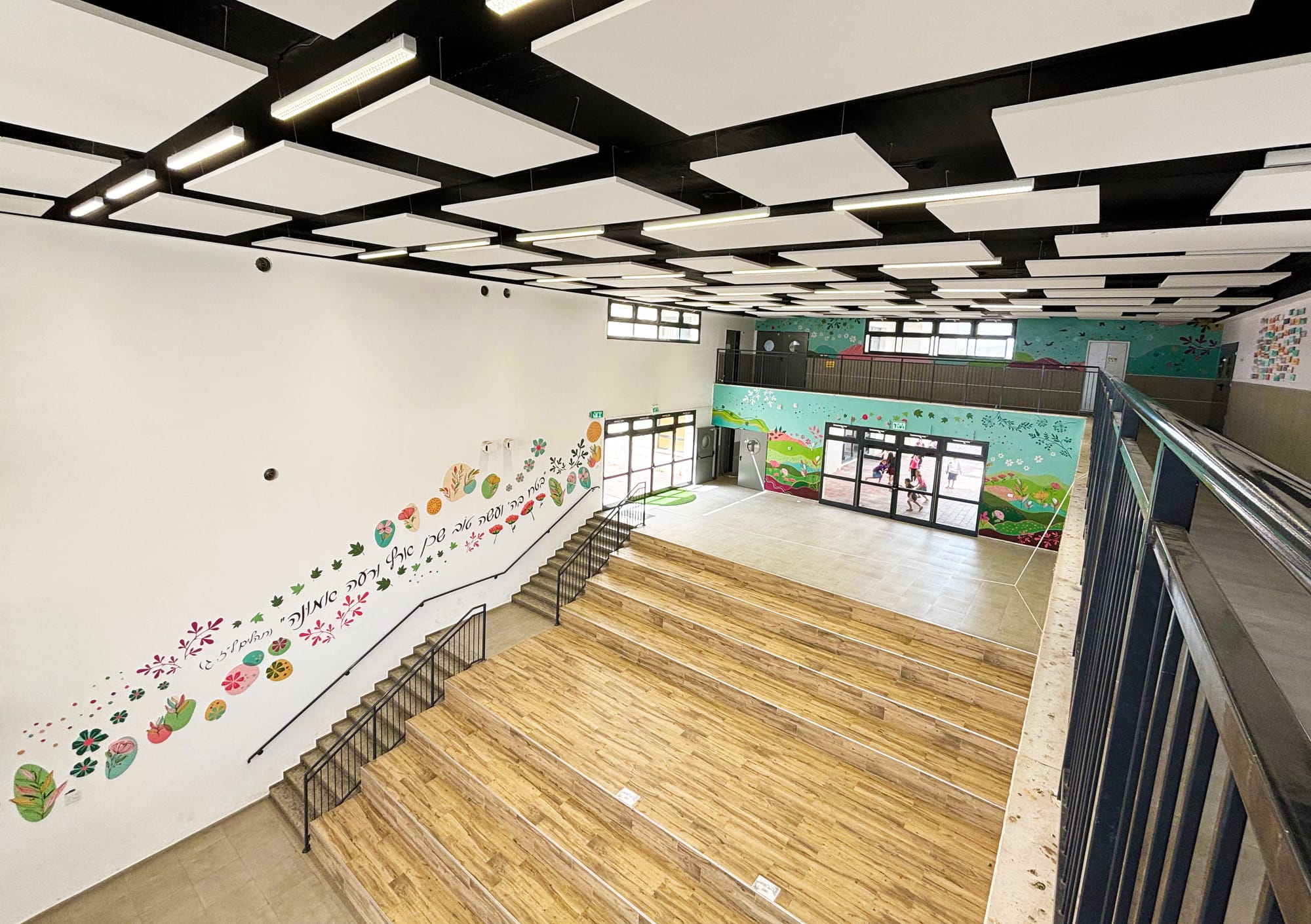 עיצוב קירות גדולים במבואת בית הספר