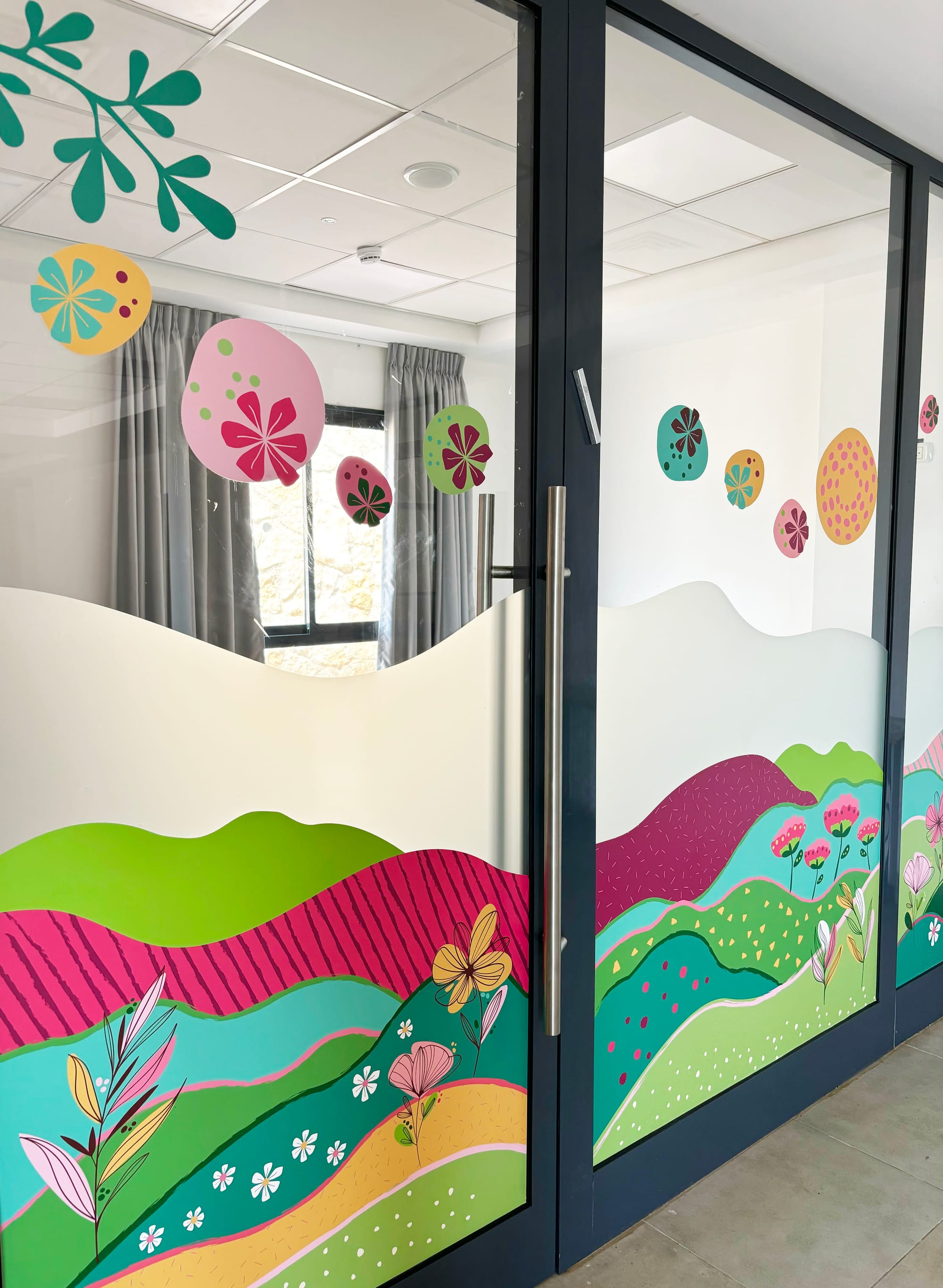 עיצוב ויטרינות זכוכית, בחדרים פרטניים בבית הספר