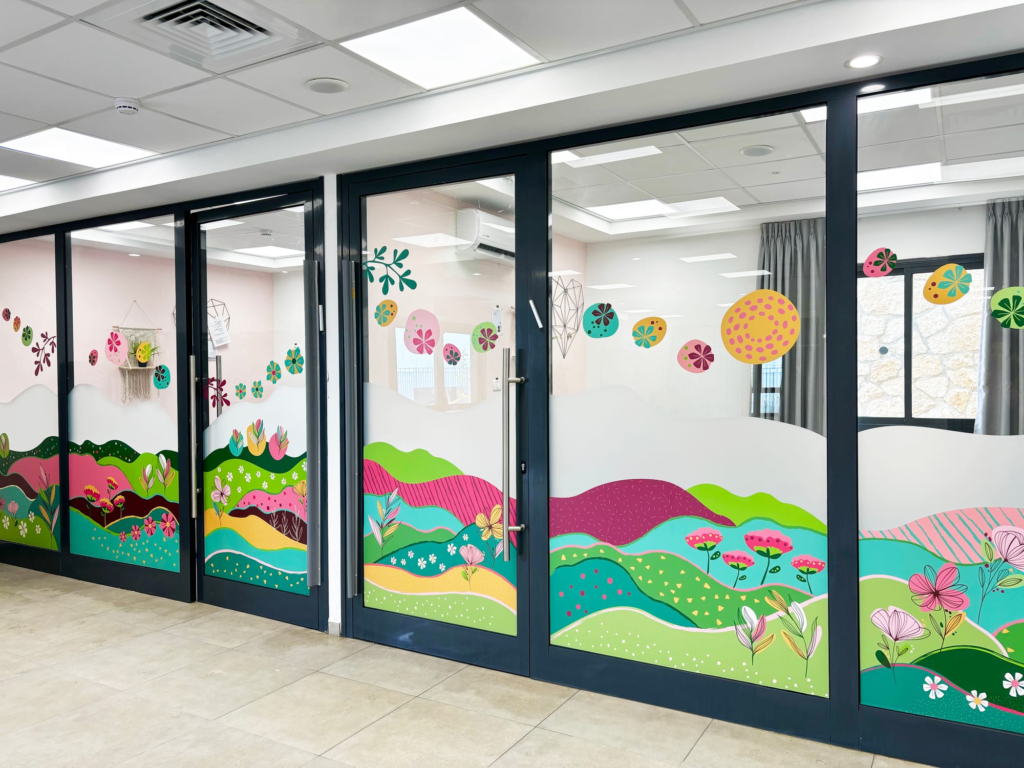 עיצוב ויטרינות זכוכית, בחדרים פרטניים בבית הספר