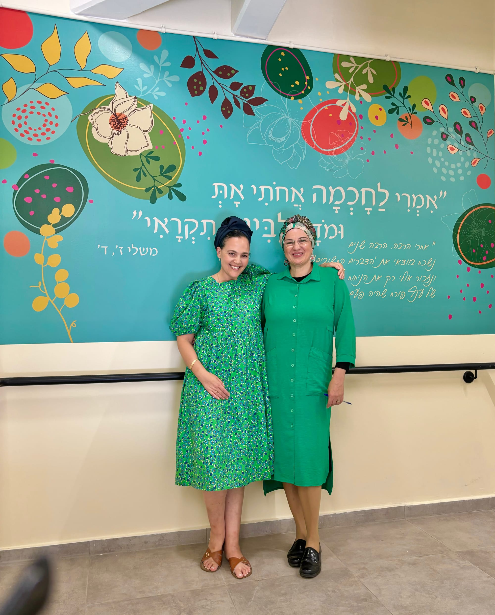 עיצוב קירות וחדר מדרגות בכניסת בית הספר