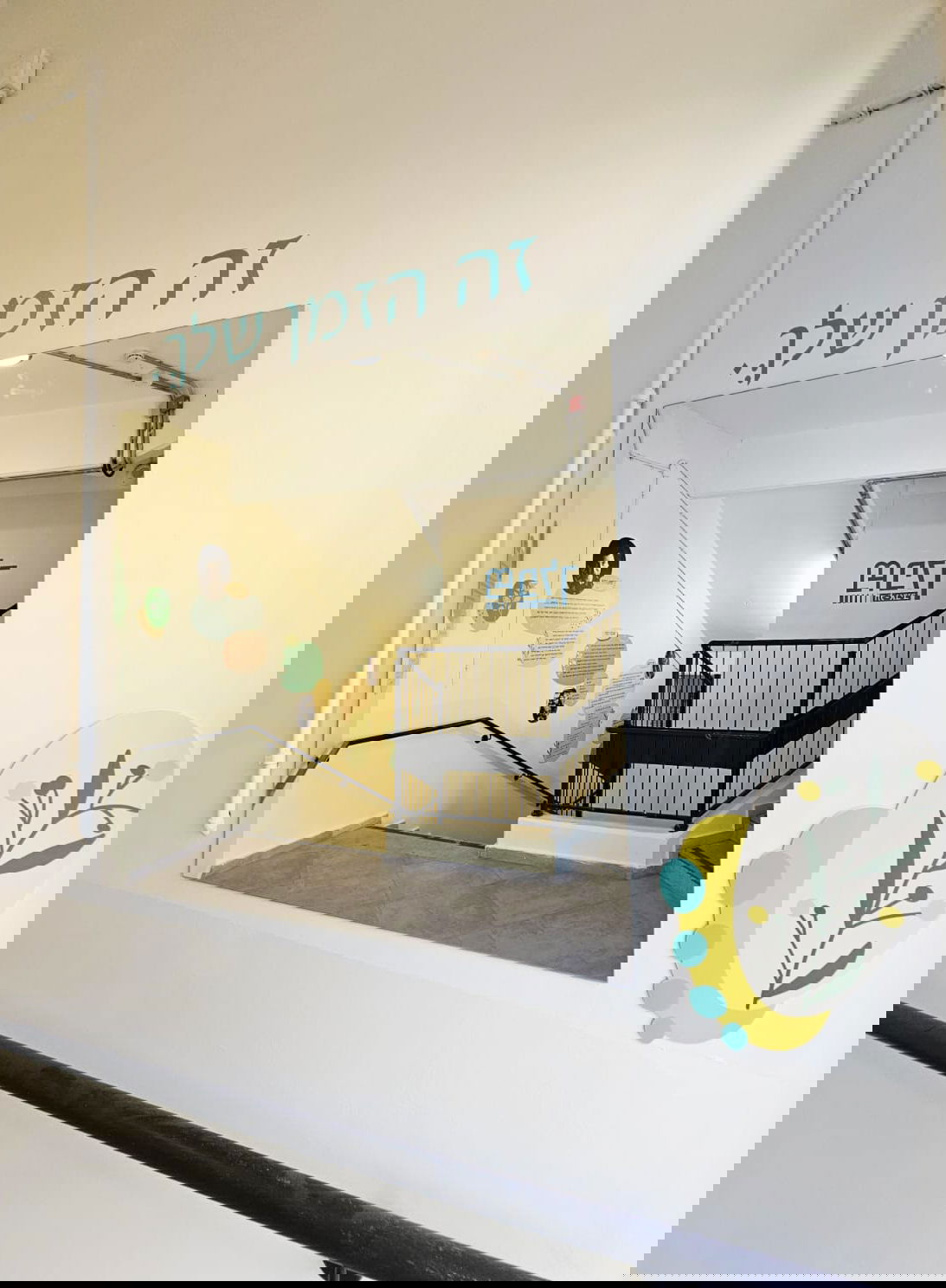 עיצוב קירות וחדר מדרגות בכניסת בית הספר