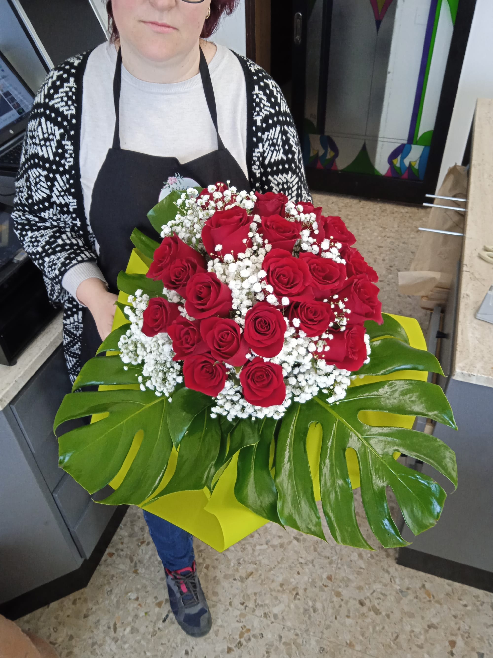 Bouquet di rose rosse e vello da sposa