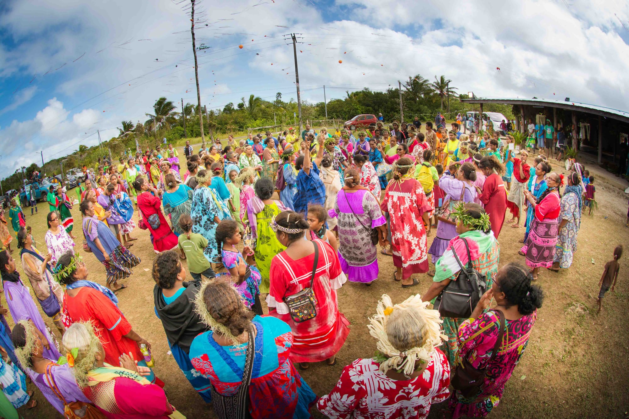 Un mariage Kanak envoûtant : Vibrations tribales et amour transcendant à Drueulu.