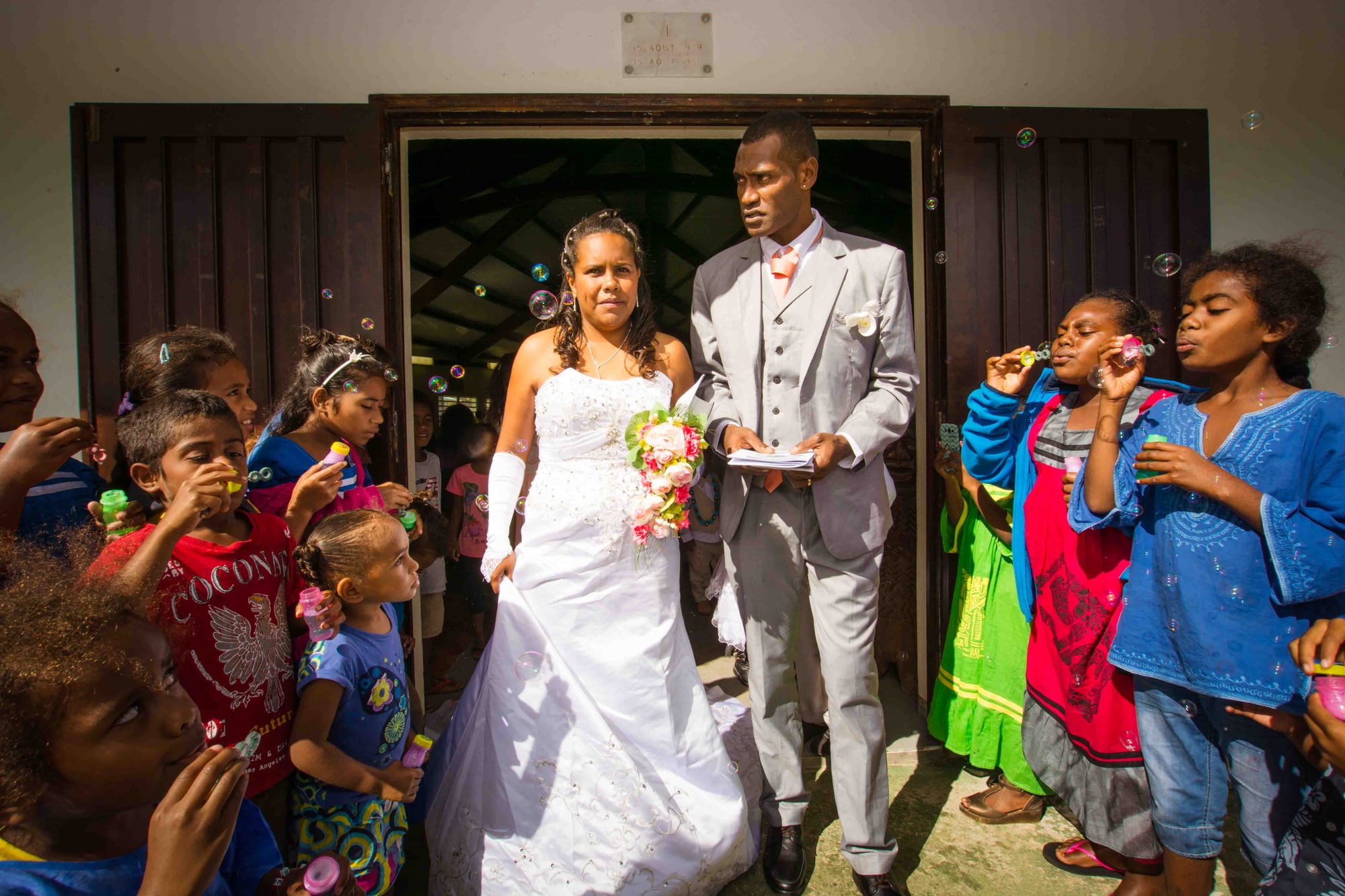 Un mariage Kanak envoûtant : Vibrations tribales et amour transcendant à Drueulu.