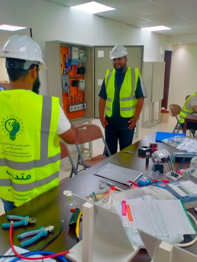 تقديم استشارات كهربائية  وحساب الكميات