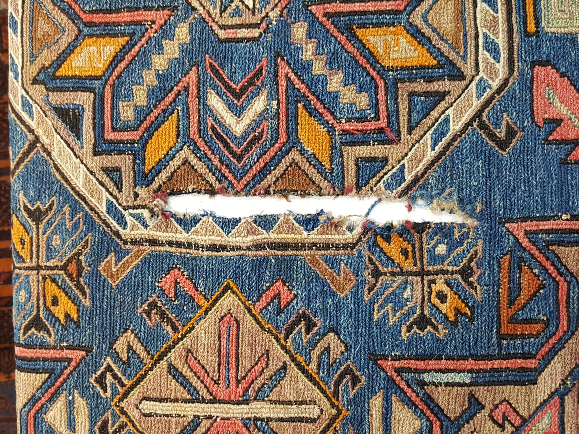 שטיח קילים סומק קווקזי עתיק קרוע וחורים