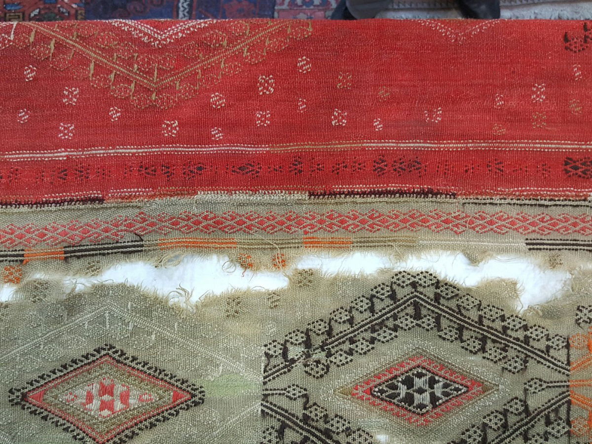 שטיח קילים עתיק קרוע חורים
