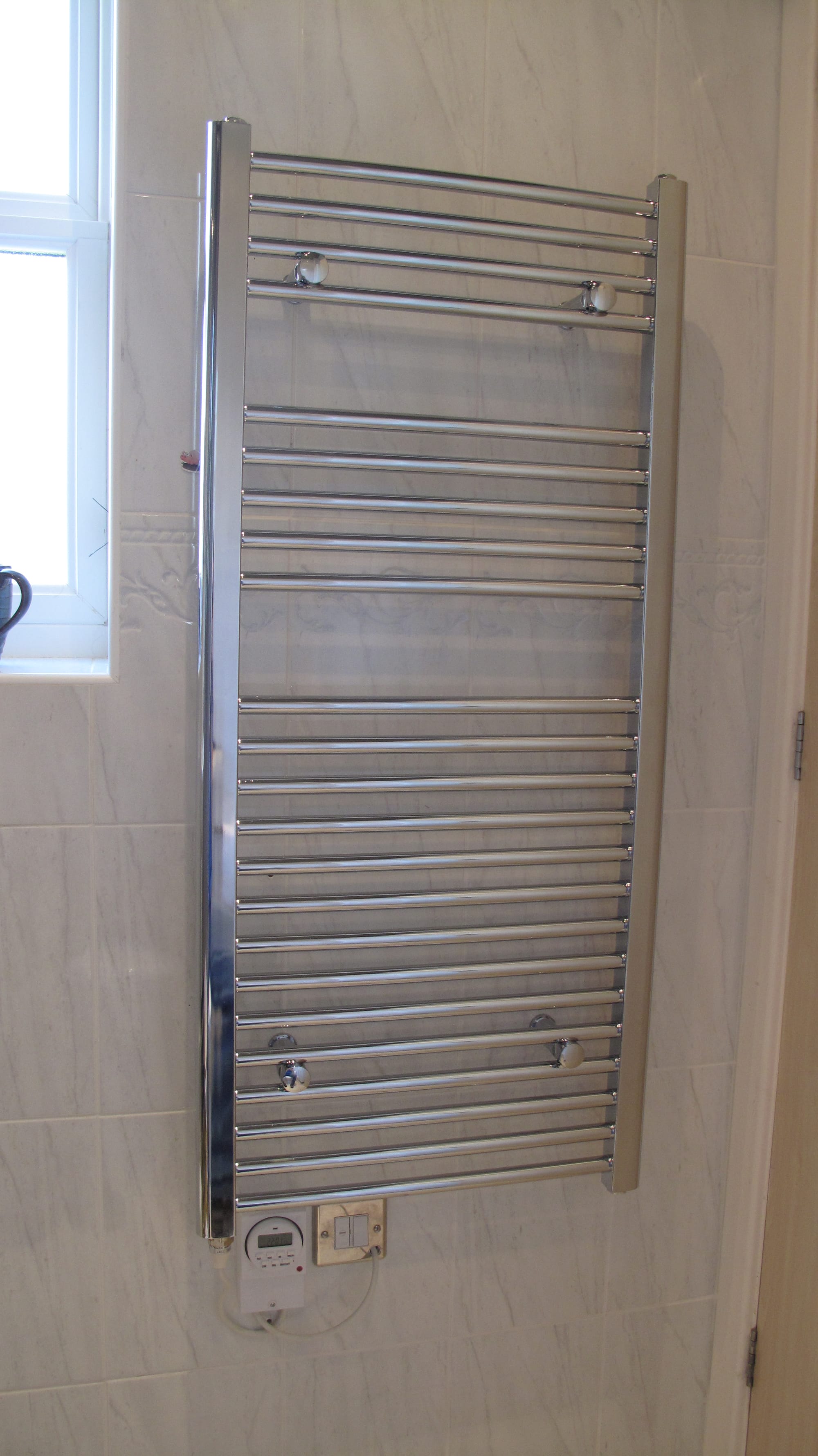 Electric towel rail