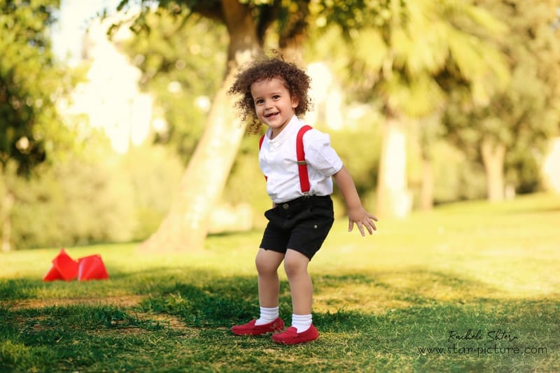 הטוהר הזה של הבונבון שבגזירת תלתל נהיה גבר קטן