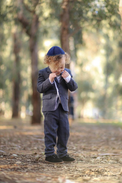 הטוהר הזה של הבונבון שבגזירת תלתל נהיה גבר קטן