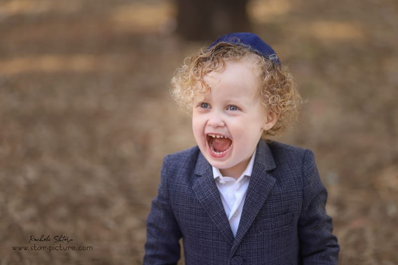 הטוהר הזה של הבונבון שבגזירת תלתל נהיה גבר קטן