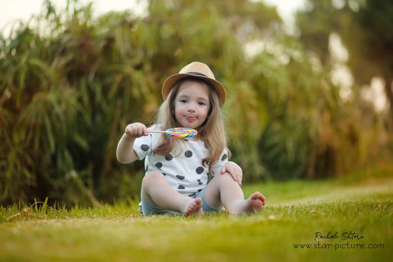הטוהר הזה של הבונבון שבגזירת תלתל נהיה גבר קטן