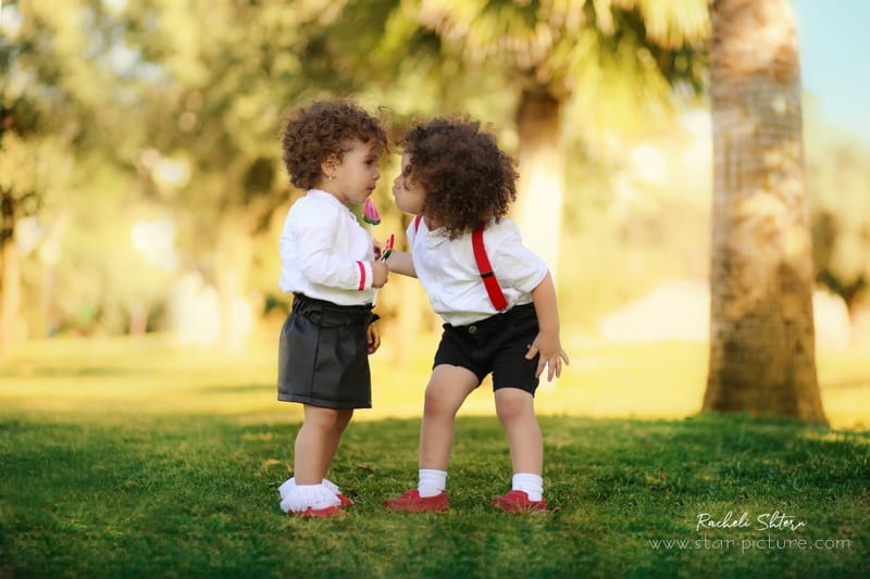 הטוהר הזה של הבונבון שבגזירת תלתל נהיה גבר קטן