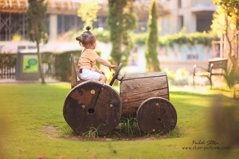 הטוהר הזה של הבונבון שבגזירת תלתל נהיה גבר קטן