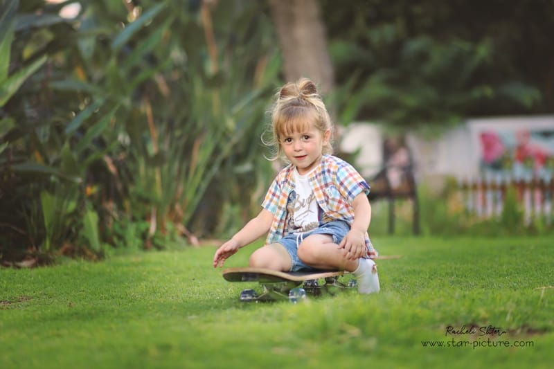 הטוהר הזה של הבונבון שבגזירת תלתל נהיה גבר קטן