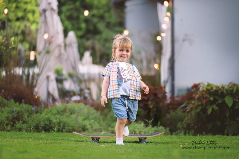 הטוהר הזה של הבונבון שבגזירת תלתל נהיה גבר קטן