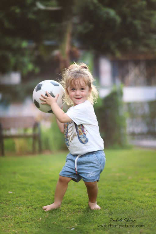 הטוהר הזה של הבונבון שבגזירת תלתל נהיה גבר קטן