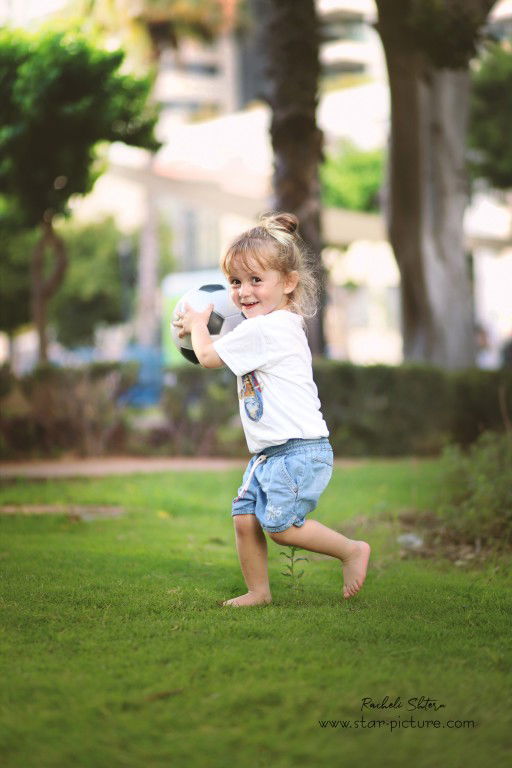 הטוהר הזה של הבונבון שבגזירת תלתל נהיה גבר קטן