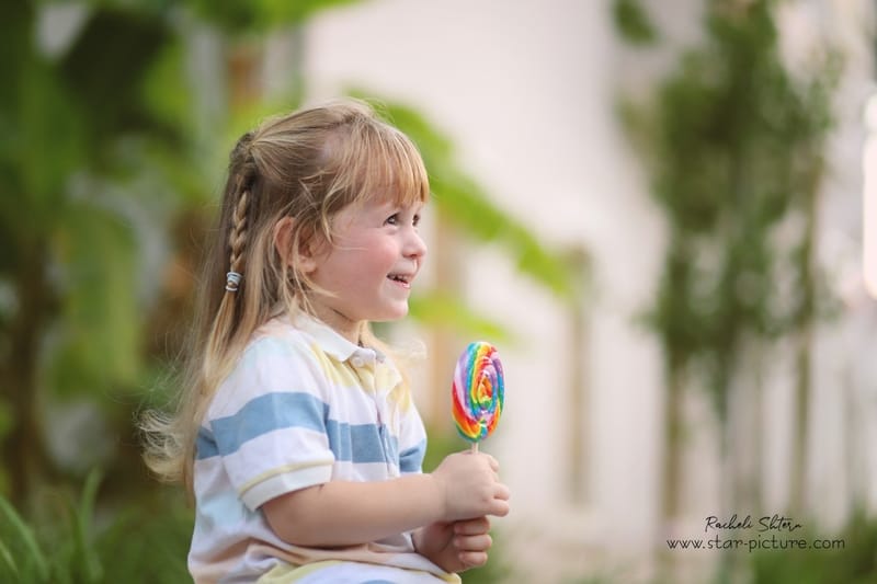 הטוהר הזה של הבונבון שבגזירת תלתל נהיה גבר קטן