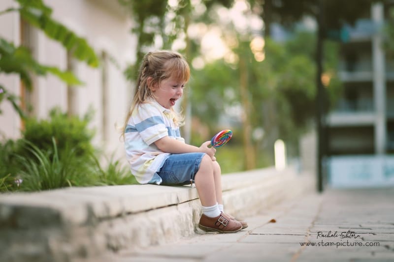 הטוהר הזה של הבונבון שבגזירת תלתל נהיה גבר קטן