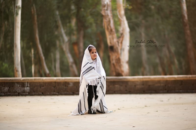 הטוהר הזה של הבונבון שבגזירת תלתל נהיה גבר קטן