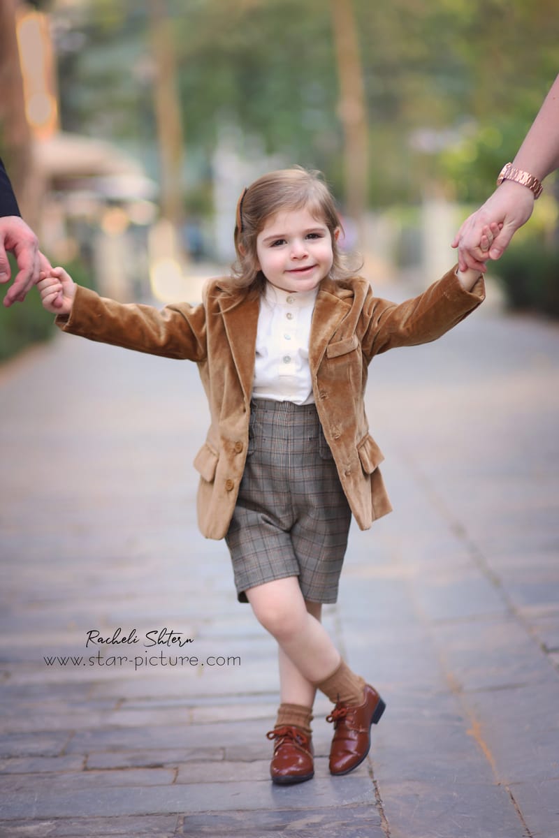 הטוהר הזה של הבונבון שבגזירת תלתל נהיה גבר קטן