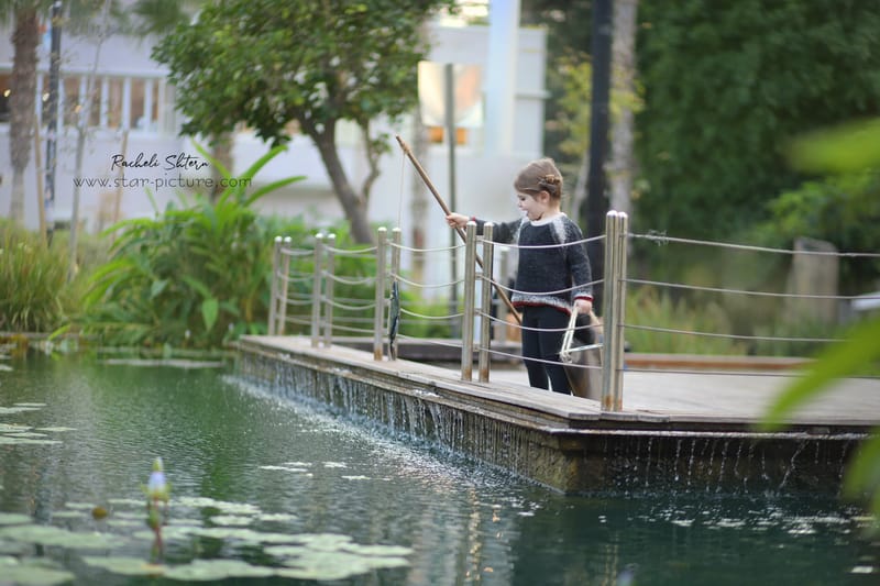 הטוהר הזה של הבונבון שבגזירת תלתל נהיה גבר קטן