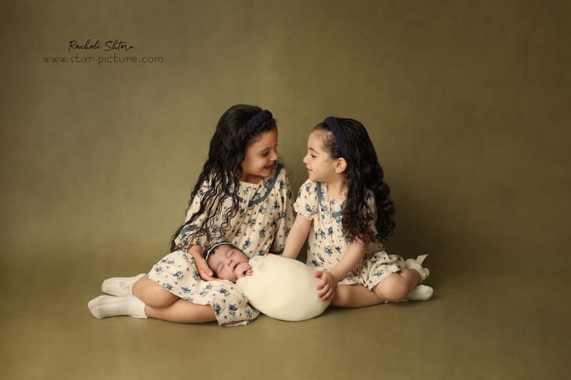 ניו בורן עם אחים והורים