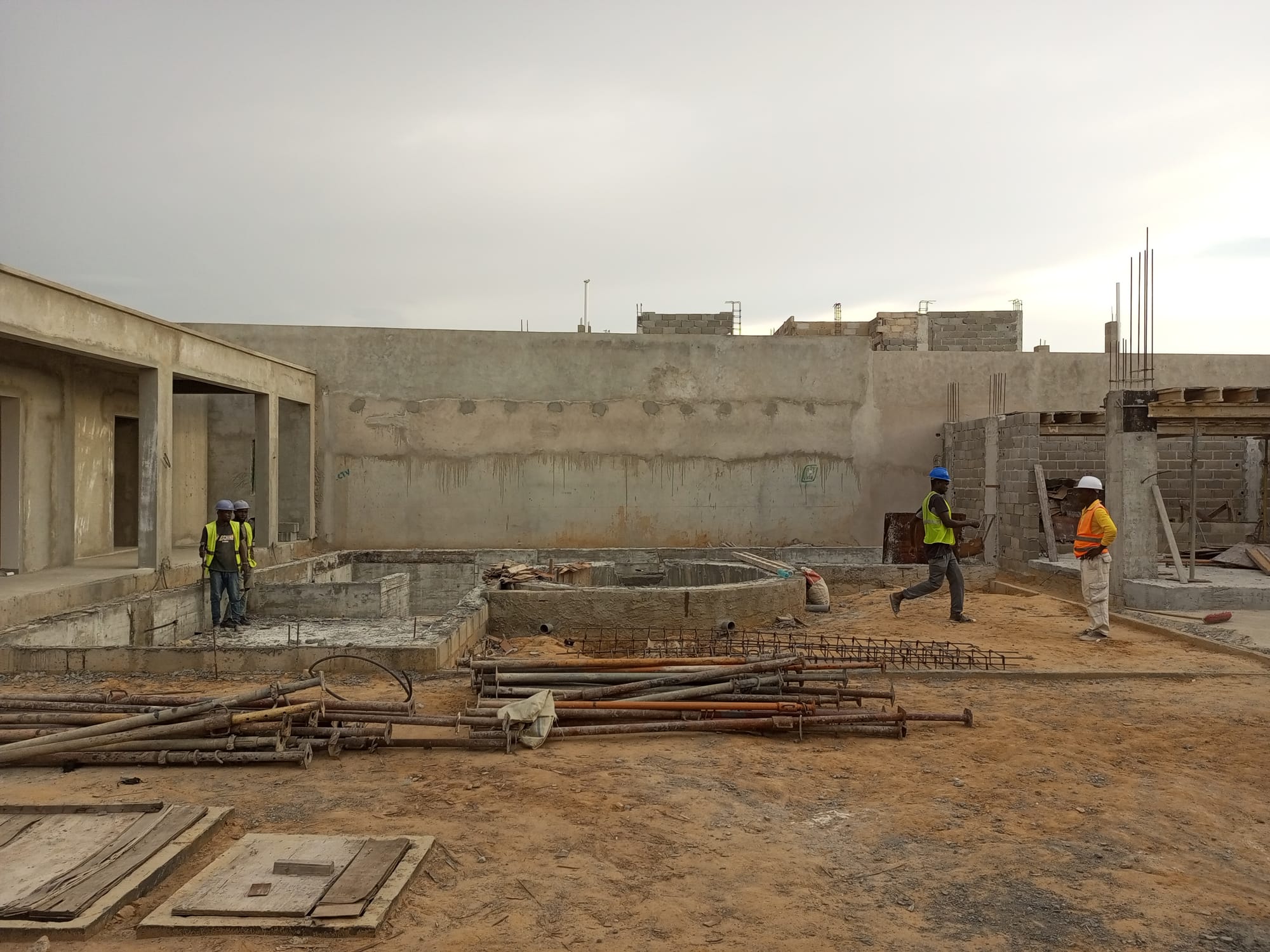 Projeto e Concepção de um quintal em Parceria com o Arquitetcto Paulo Pereira na casa A4-Condominio de Luxo em Angola