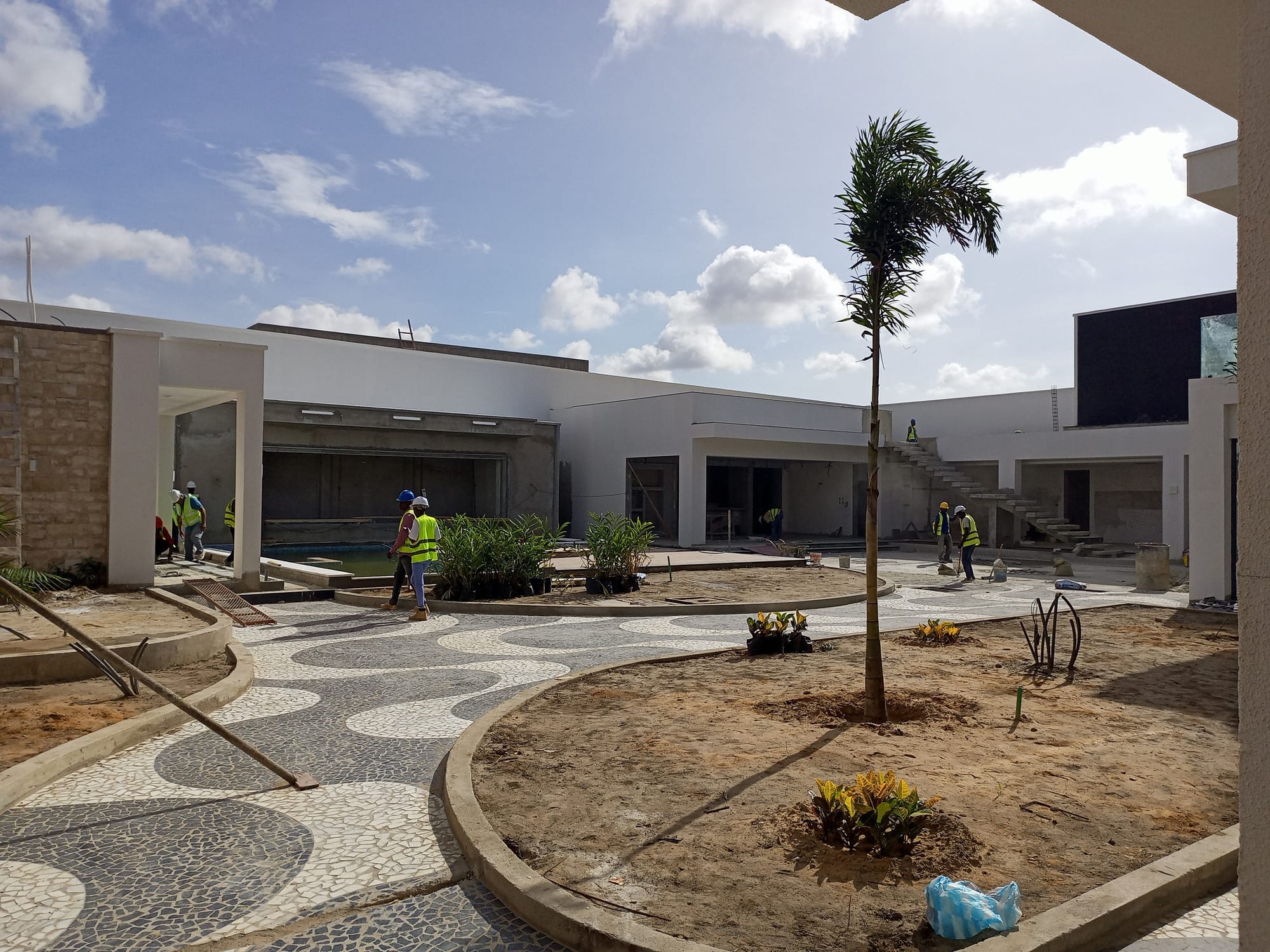 Projeto e Concepção de um quintal em Parceria com o Arquitetcto Paulo Pereira na casa A4-Condominio de Luxo em Angola