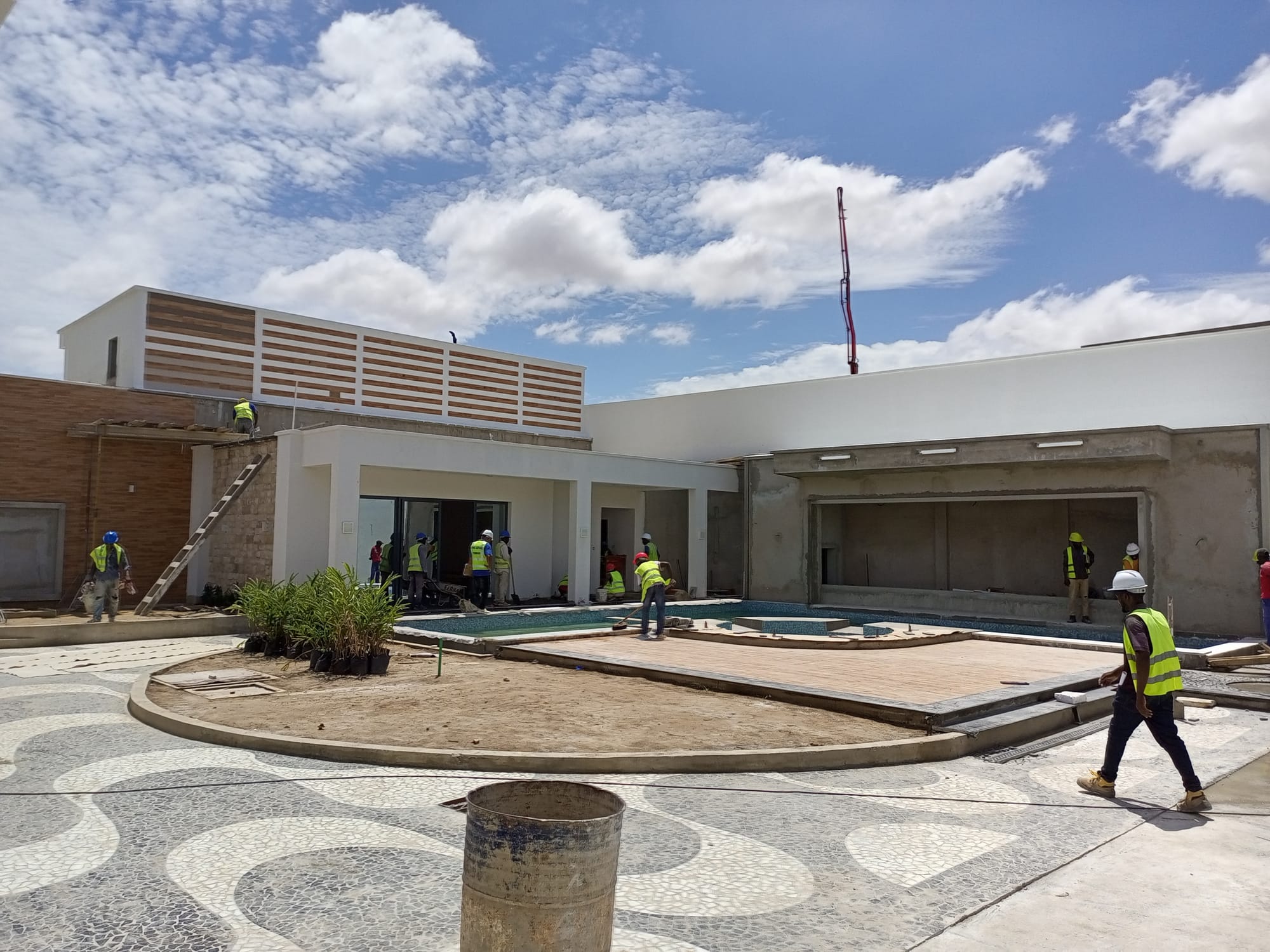 Projeto e Concepção de um quintal em Parceria com o Arquitetcto Paulo Pereira na casa A4-Condominio de Luxo em Angola