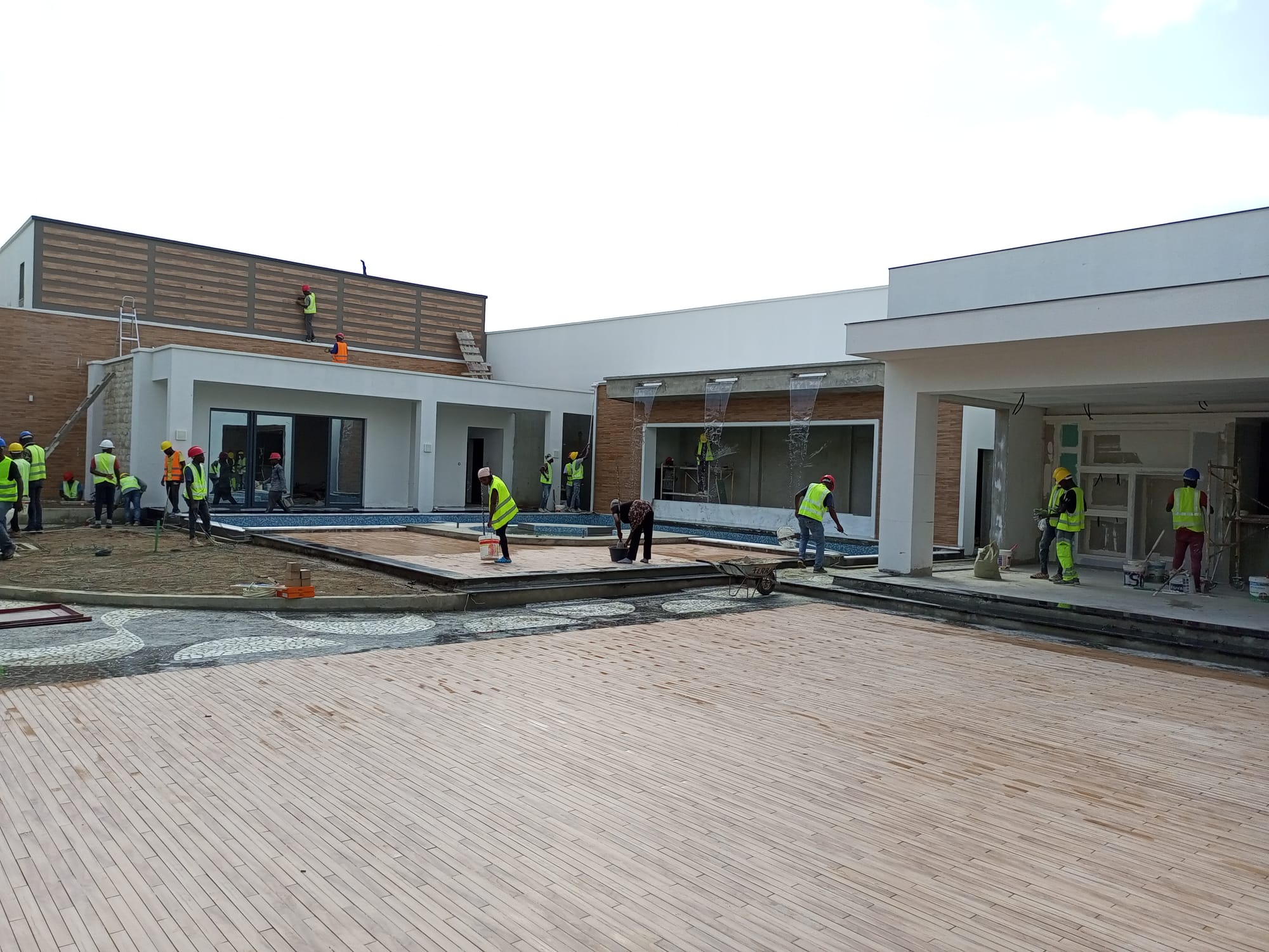 Projeto e Concepção de um quintal em Parceria com o Arquitetcto Paulo Pereira na casa A4-Condominio de Luxo em Angola