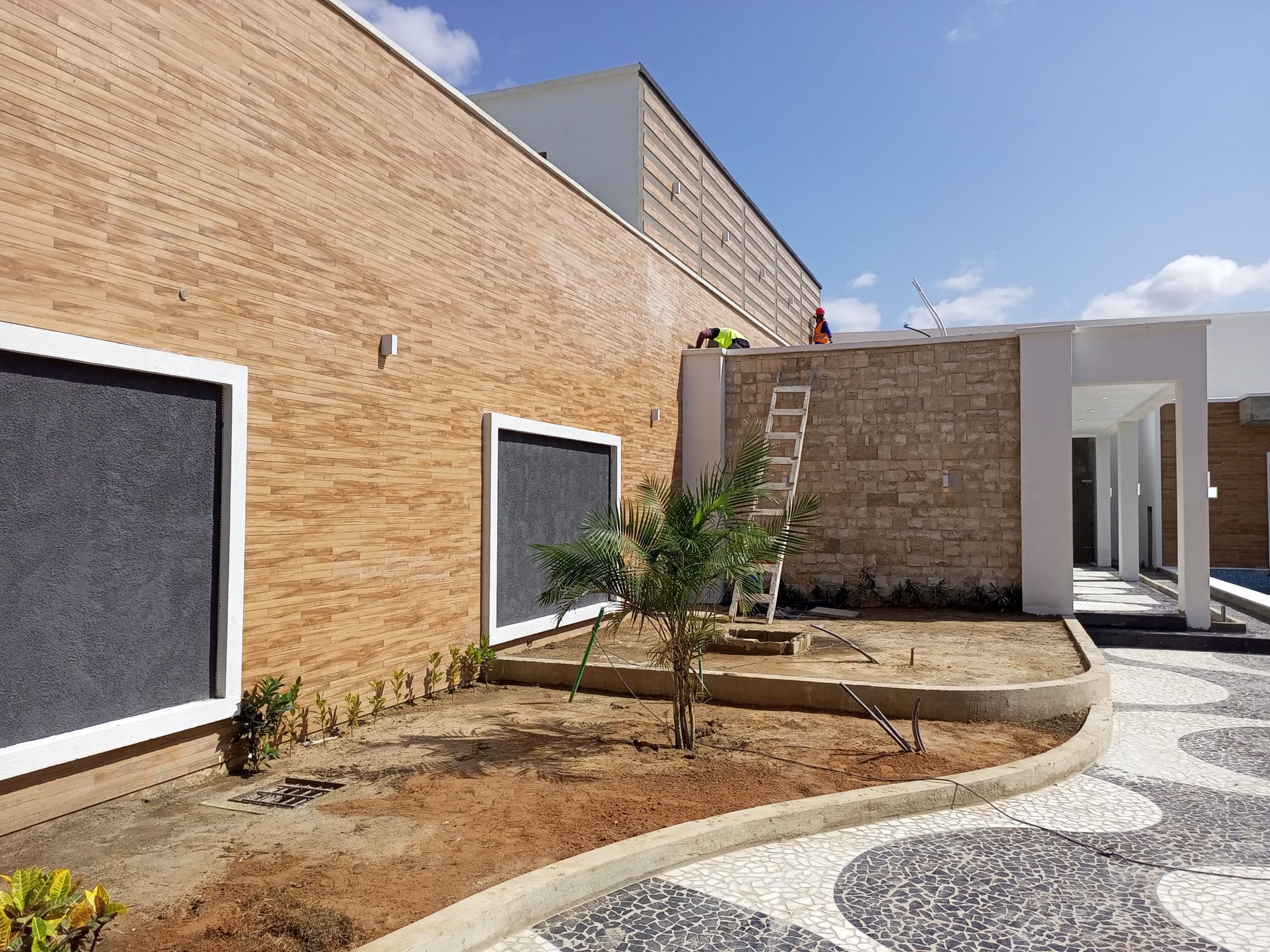 Projeto e Concepção de um quintal em Parceria com o Arquitetcto Paulo Pereira na casa A4-Condominio de Luxo em Angola