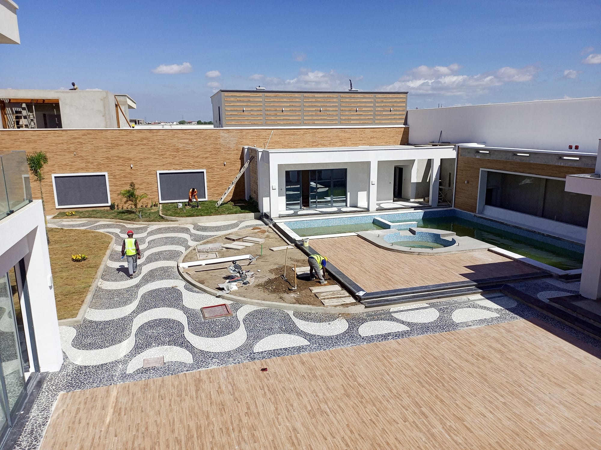 Projeto e Concepção de um quintal em Parceria com o Arquitetcto Paulo Pereira na casa A4-Condominio de Luxo em Angola