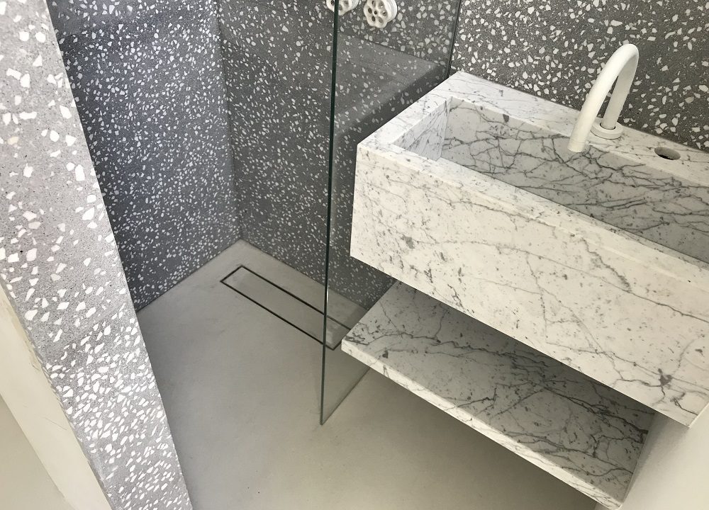 Agencement mariage revêtement terrazzo granito et béton ciré salle de bain