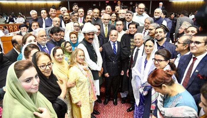 Pm's group photo with National Assembly members after farewell session