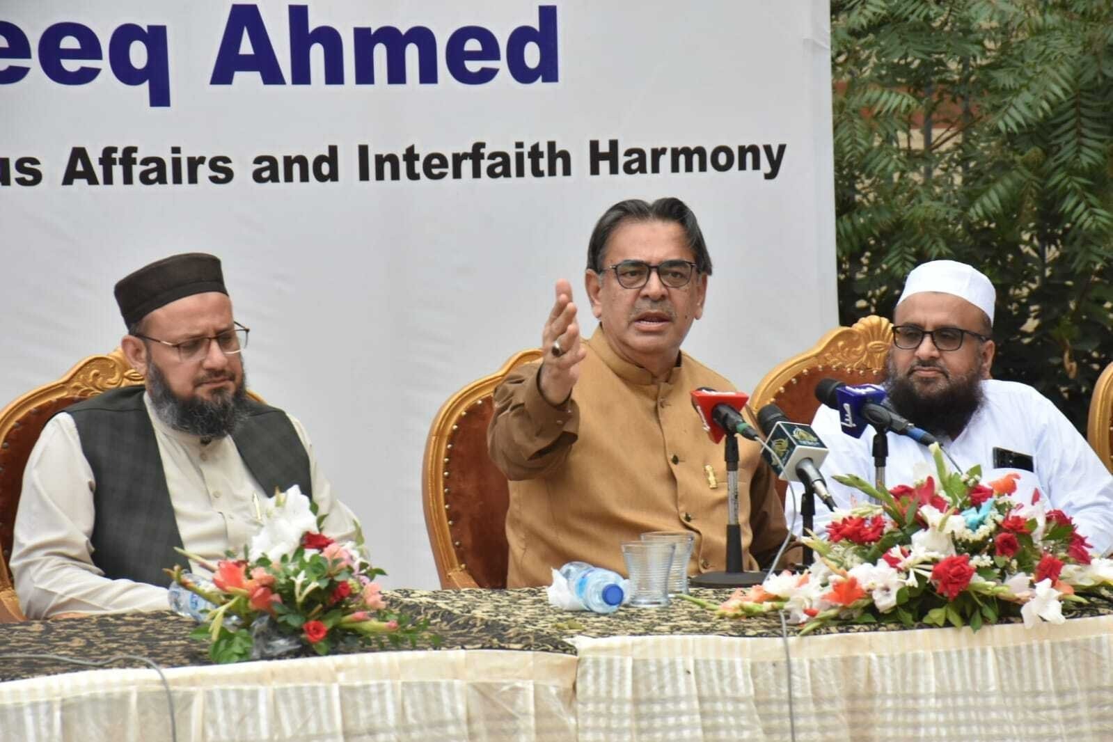 Caretaker Federal Minister for Religious Affairs Aneeq Ahmed arrives at Jamia Islamia Clifton;