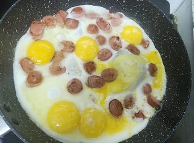 חביתה עם נקניקיות