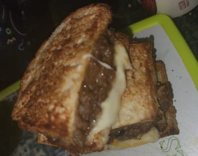 סנדביץ קבב עם גבינה צהובה בנינג'ה גריל