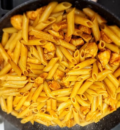 פסטה עם חזה עוף ברוטב עגבניות