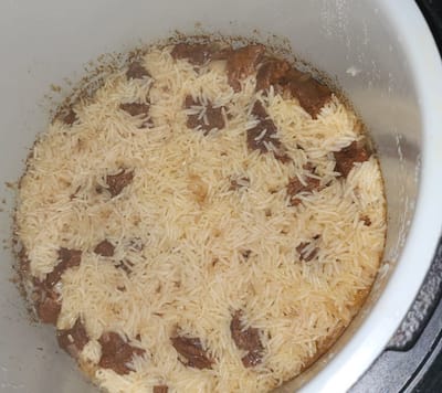 בשר צלעות בקר עם אורז